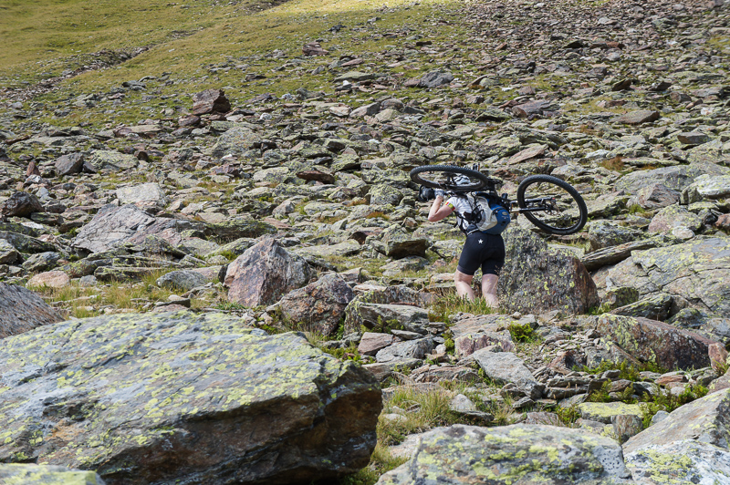Für 55+-Damen, die allein ihr Fahrrad über die Alpen tragen, fehlt uns das Verständnis. Wir haben aber auch noch kein künstliches Knie.