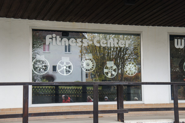 Fitnessstudio, in dem Leichtmetallfelgen als Hantelscheiben benutzt werden?