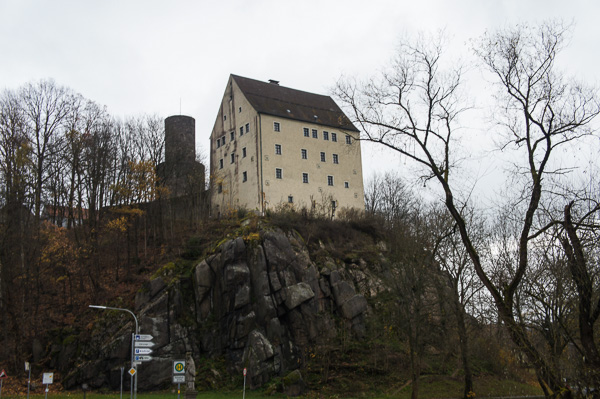 Burg Neuhaus. Sieht uneinnehmbar aus, weshalb wir von einem Besuchsversuch absehen.