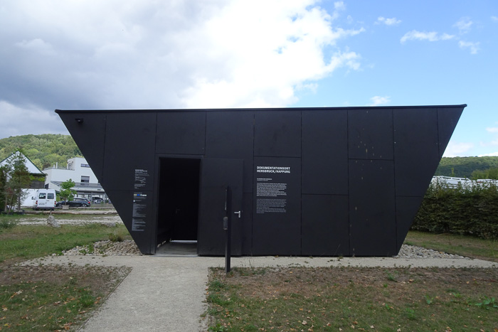 Houbirg. Einst eine Keltensiedlung. Zuletzt ein von Flossenbürger KZ-Häftlingen geschaffenes Bunkersystem. Hier das Dokumentationszentrum.