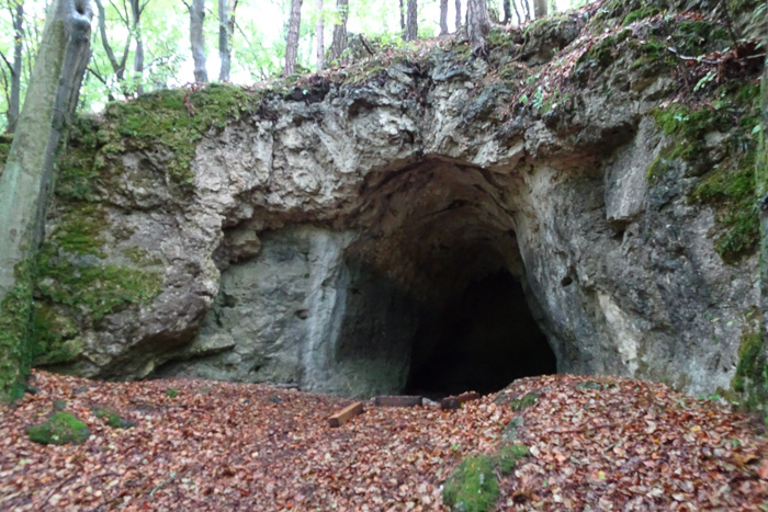 So sieht sie von außen aus. Die Höhle geht etwas rein und bot Platz für mindestens 25 Homini Ratisbonense, also so was wie Neanderthaler.