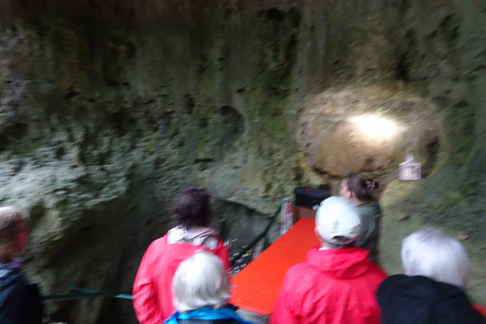 Wir sind an der Osterhöhle und in wenigen Augenblicken auch drin. In der Höhle ist es für die Schirme zu schmal, deshalb lassen wir sie draußen.