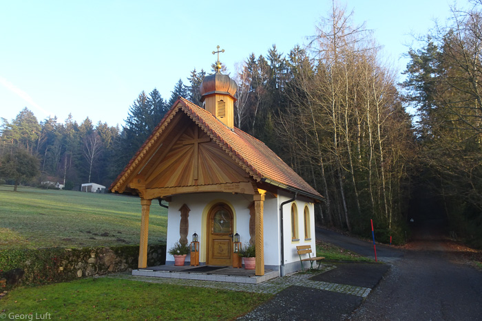 Die hölzerne Kapelle am Wegesrand ist sehr schön. Nur der Swarovski-Kronleuchter im Inneren stört ein wenig die Bayerwald-Idylle.