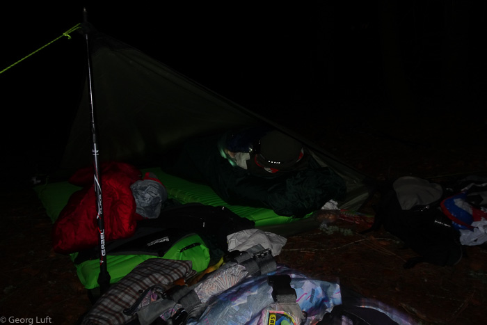 Nach 15,5 Stunden unterwegs (9 Stunden im Dunkeln) schlagen wir unser Biwak im Wald auf. Sehr erfreulich: Das Equipment lässt uns die -3 Grad und den aufziehenden Nebel nicht merken. Wir schlafen bis halb sechs.
