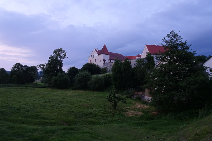 Dies ist die Schlossbrauerei Holnstein. Holnstein heißt hohler Stein weil Karst. 