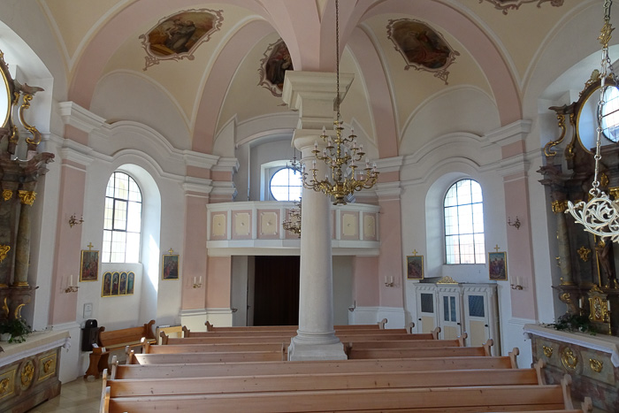 Oder die Kapelle St. Agatha mit der einsamen Solosäule in der Mitte.
