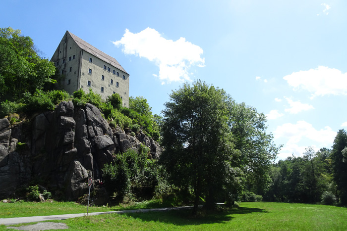 Oder Burg Neuhaus mit dem Heimatmuseum, Schwerpunkt Glas- und Porzellanindustrie.