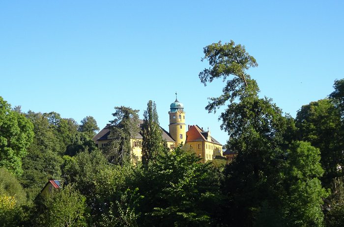 Start in Reuth. Das Schloss gehört dem Freiher von Podewil, der es als Brauerei nutzt.