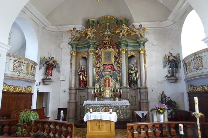 Beispielsweise wurde der Altar aus der Regensburger Karmelitenkirche gesnackt, ist also 