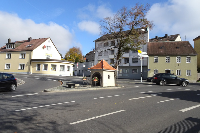 Kapellenunikat in Tirschrenreuth. Mitten in der Kreuzung ...