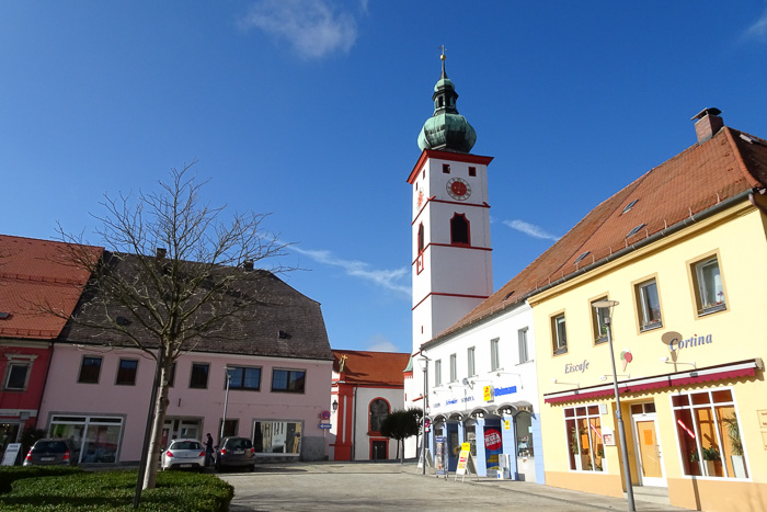 Weitere TIR-Highlights: Die Stadtkirche am Nordende des Stadtplatzes.