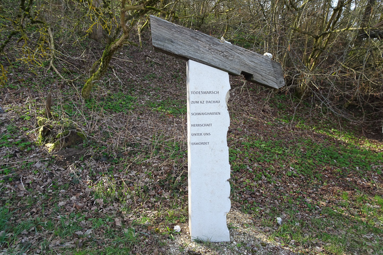 Seit 2019 erinnert dieses Denkmal an den KZ-Marsch.