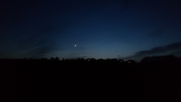 Mondsichel über Stetten bei Wolfsegg.