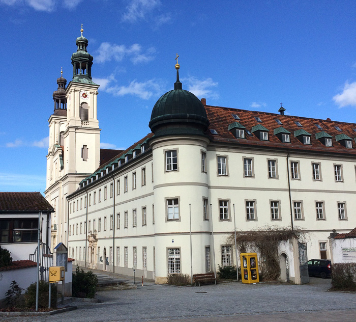 Das Kloster Pielenhofen ist heute eine Bildungsstätte für junge Menschen. Mit Briefkasten und Telefon ist man hier gut vernetzt!