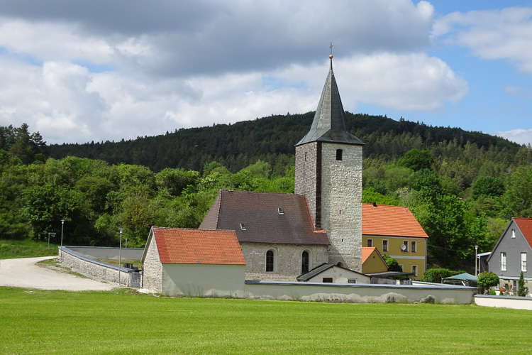 Umelsdorf hat eine interessante Kirche, weil die Wetterseite am Turm verschindelt wurde. Moderne Kirchen werden immer verschandelt.