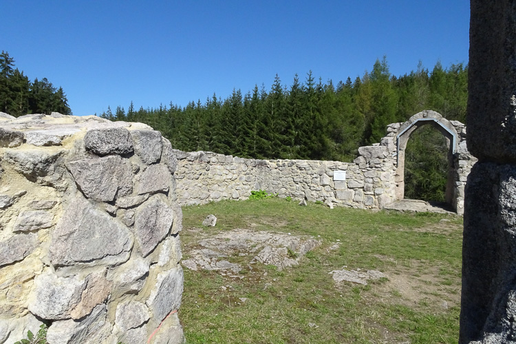 Die sagenhaften Ruine des Hl. Nikolaus wurde nach 500 Jahren Dornröschenschlaf im Jahr 2002 wiederentdeckt.