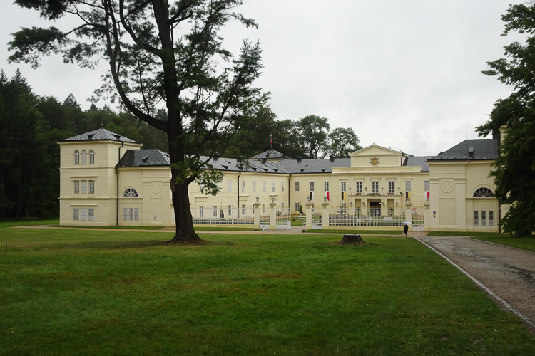 Die Hochzeitsgesellschaft, die sich im Schloss Metternich einquartiert hat, hat Wetterpech. Wetternicht gut.