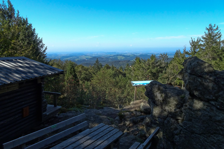 Der höchste Gipfel der Gemeinde Englmar: Der Knogl. Bei schönem Wetter mit Alpenblick.