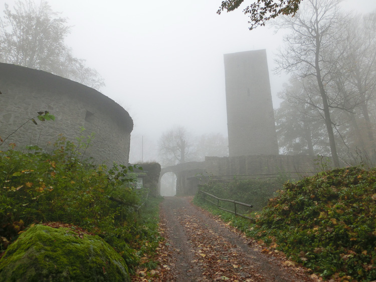 Schwarzenburg auf dem Schwarzwirhberg 2014. Oktober und Nebel.