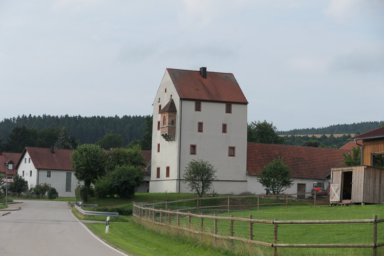 Das Pettendorfer Schloss stammt aus dem Anfang des 15. Jhdt. Völlig unerwartet steht es hier.