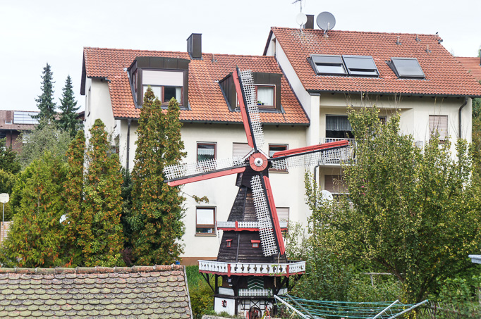 Was stört hier mehr, die Windmühle oder die Wäschespinne?