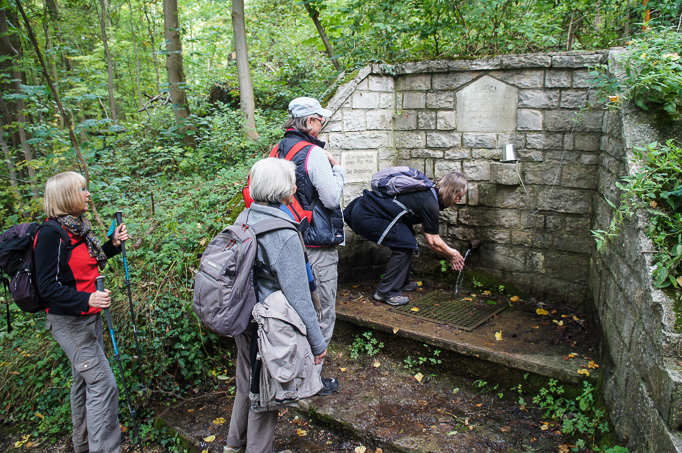 An der Karstquelle stellen sich alle artig an. 