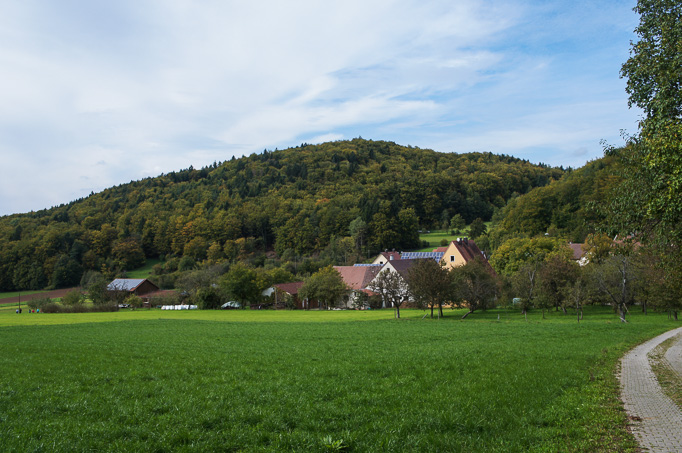 Mittelburg. Ort und Berg (Da hinten oben liegt eine alte Burganlage - oder was davon übrig ist.)