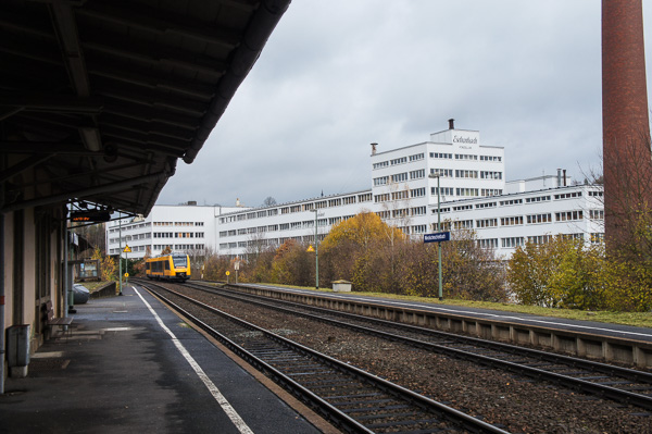 Start ist in Windischeschenbach. Im Hintergrund die alte Porzellanfabrik.