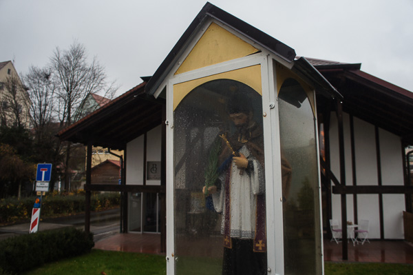 Ich kenne viele Nepomukstatuen, aber nur wenig, die so trocken ihr Dasein fristen dürfen.