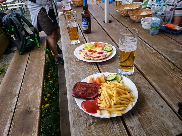 Umgerechnet 8 Euro für 2 Portionen inkl. Getränk zahlen wir. Das Krebsrisikio nehmen wir in Kauf.