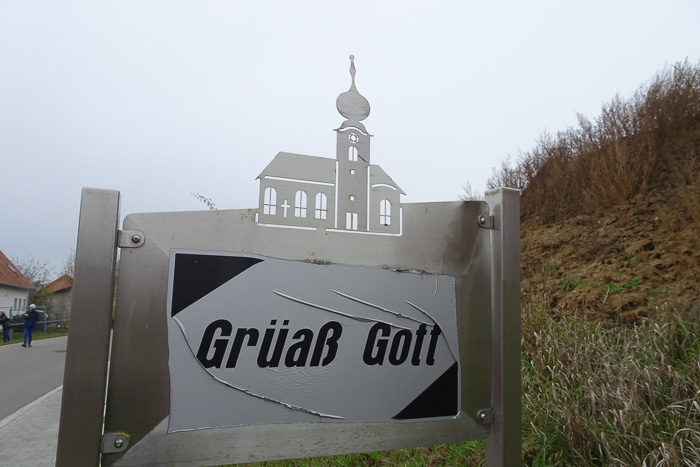 Peising ist ein bodenständiger Oart, der anständig auf Hochbayerisch grüaßt.