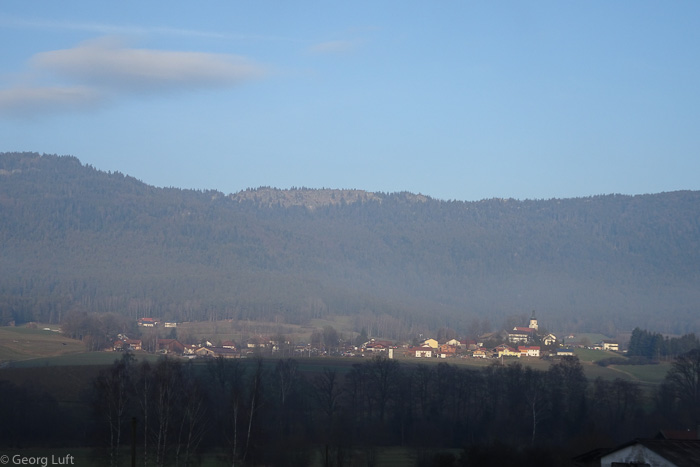 Das ist Steinbühl. In der Kirche ist gerade eine Beerdigung, deshalb ein Archivbild vom April 2018: ...
