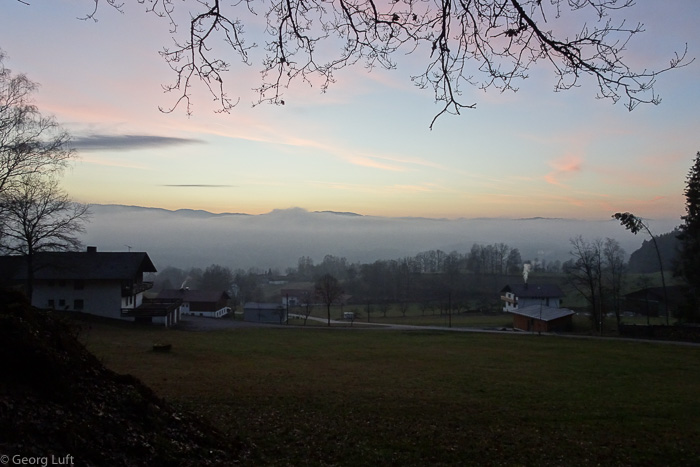 Kurz nach Sonnenuntergang verlassen wir den Wald und erblicken unser Tagesziel: den Pröllergipfel.
