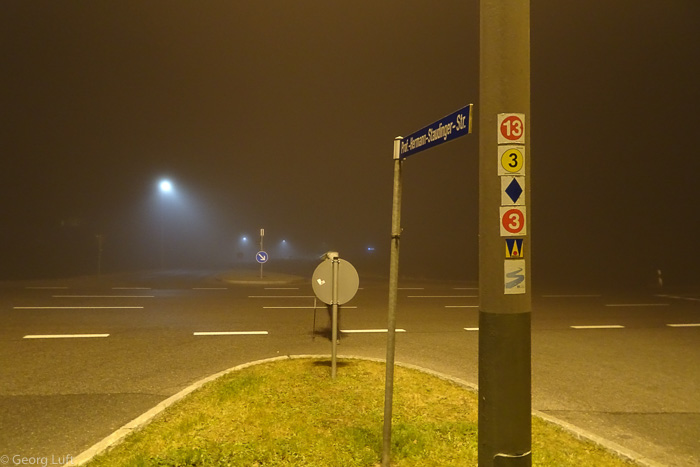 Diese Stelle ist nicht qualitätswegtauglich. Das merken wir sogar trotz des Nebels, der immer dichter wird.