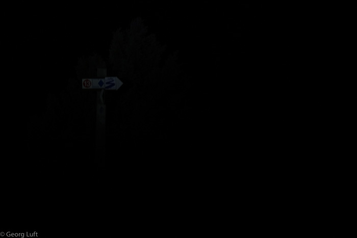 Wir kämpfen mit einem uns unbekannten Weg mit Nebel, den es zu regnen scheint, schweißbeschlagener Brille, Atemluft, die im Lichtkegel kondensiert. Anstrengend.
