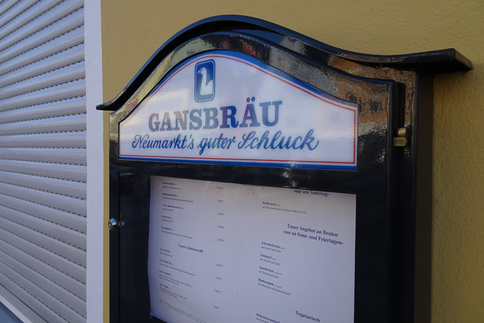 Ein Grafiker ist nicht zwangsläufig ein Grammatiker! Eigentlich ist er das eher selten.