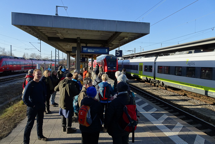 Der Regionalexpress fährt pünktlich ein.