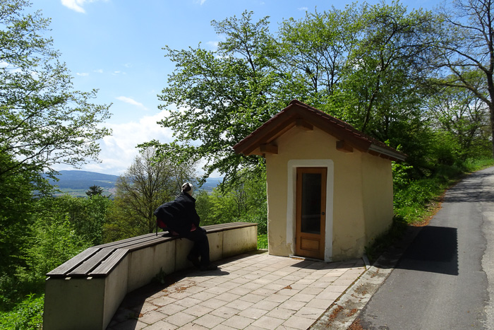 Die Kirche bietet Halt. Hier ist es ein Gebetshalt.