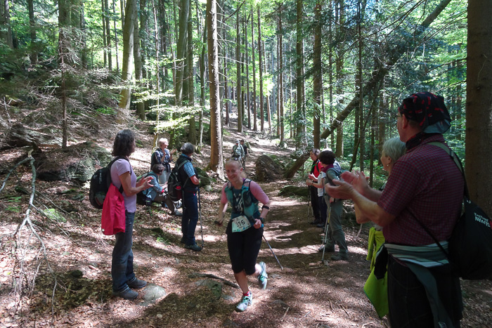 Natürlich feiern wir auch die viel langsameren Läufer des Kaitersberg Trails. Wir können auch fair sein, solange wir die Sieger sind.