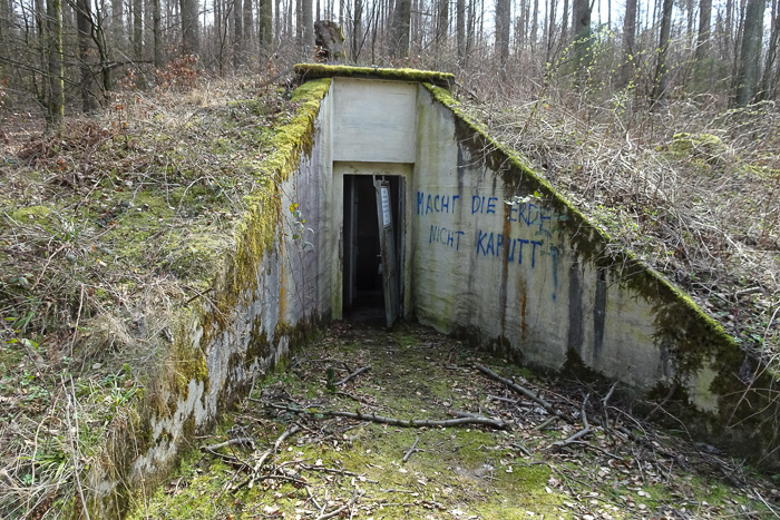 Relikte des Kalten Krieges: Bunker für die Sprengmittel der Straßensperren.