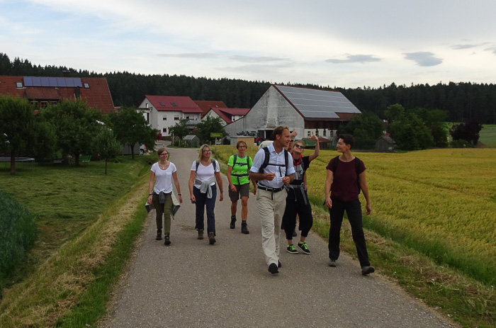 Die Moskauer Gastwanderin ist guter Dinge. Der Rest diskutiert das Wetter oder neuere Erkenntnisse aus der Relativitätstheorie.