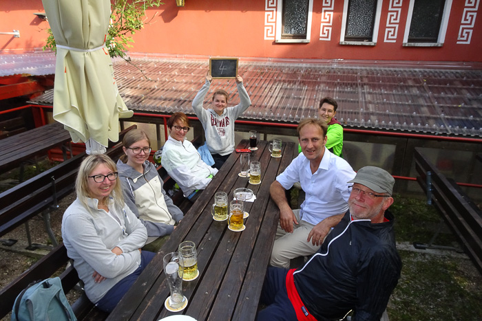 Zwischen Schuhewechseln und Essenbestellen im Gasthaus Raum vollziehen wir Stundenfoto Nr. 4.