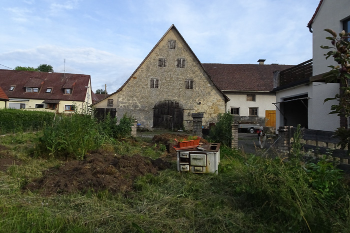 Gleich hinter Lichtenegg die Grenze nach Mittelfranken: Guntersrieth. Die Menschen dieser Gegend sind wieder zu offenem Feuer zurückgekehrt. 