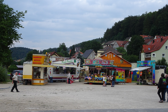Hätten wir nicht in der Osteria reserviert gehabt, hätten wir auf dem Oktoberfestduplikat gebrannte Mandeln erstanden. 