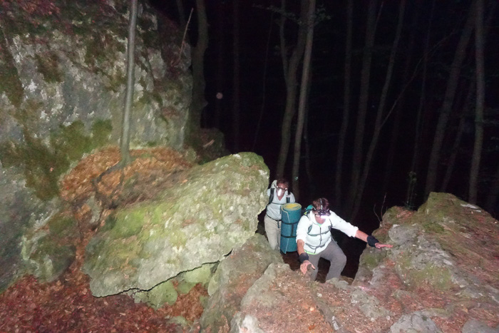 Wanderweg Nr. 3 durch die Canyons des Hirschbachtals. Wir nähern uns Mitternacht. Wir hätten dann gerne ein Zimmer.