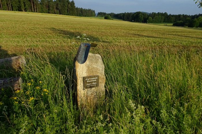 Von mir schon oft fotografiert: Das Denkmal der Wasserscheide.