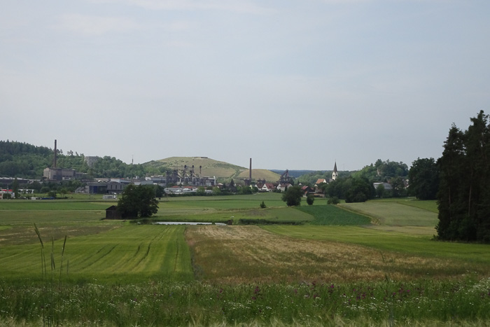Der Weg geht hier 3 km geradeaus. Gute Möglichkeit, den Kopf gefahrlos ins alte Industriegebiet zu wenden.
