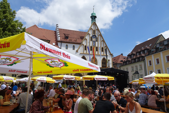 Drei Minuten später nehmen wir die Glückwünsche der jubelnden Menschen Ambergs auf dem großen Marktplatz entgegen.