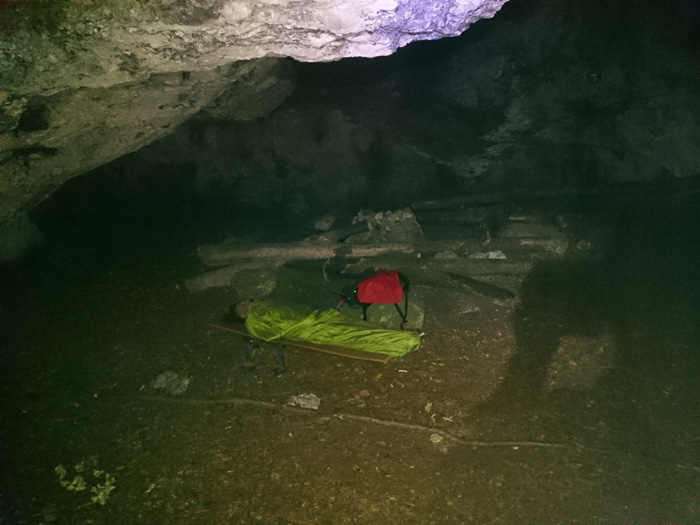 Wegen einer schlechten Programmwahl gibt es keine amtlichen Fotos aus der Höhle. Der Knipscher hat hier versagt.