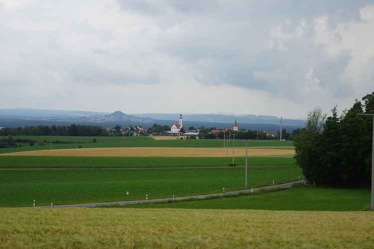 Neuenkirchen und dahinter der Parkstein. Schöne Oberpfalz.